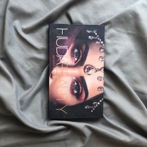 Huda beauty Desert Dusk Palette